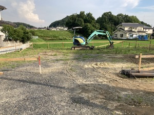 2021.7.14　　遣り方（丁張）建物の位置や高さの基準を敷地に写す