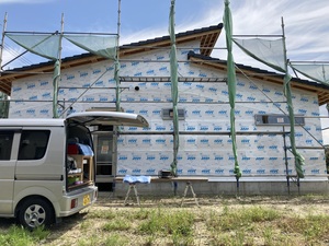 2021.9.10　透湿・防水シートを土台から軒天にかぶり代もって張っていく