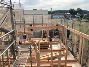 管柱を建てて横架材で頭つなぎ