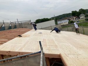 屋根下地材　　針葉樹合板12mmを千鳥に張る