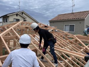 屋根垂木を流して